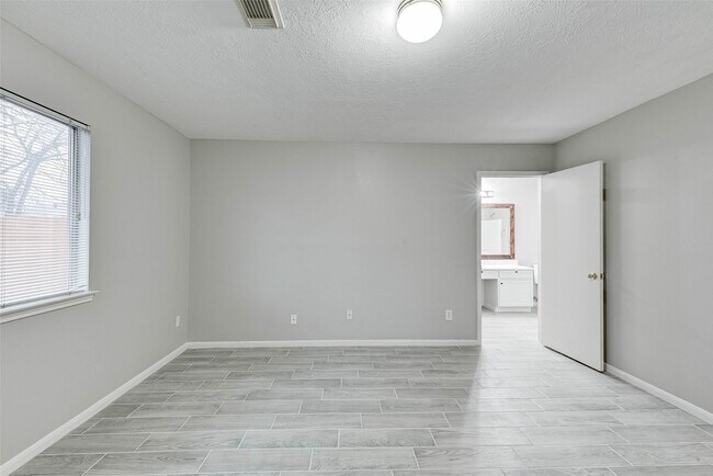 Building Photo - 7815 Barnhill Dr