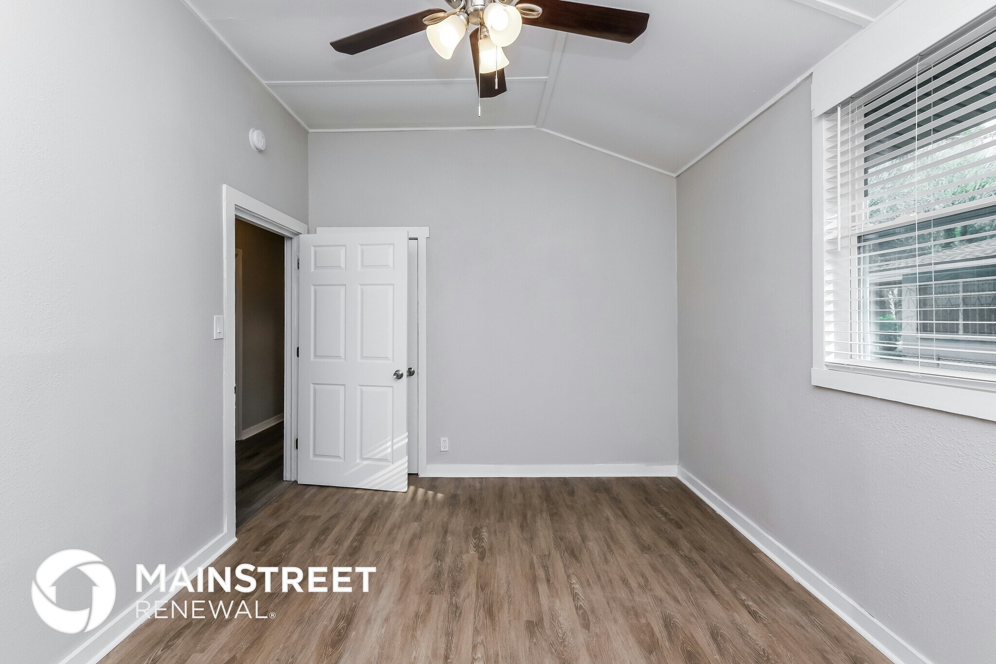 Building Photo - 4007 E Osborne Ave