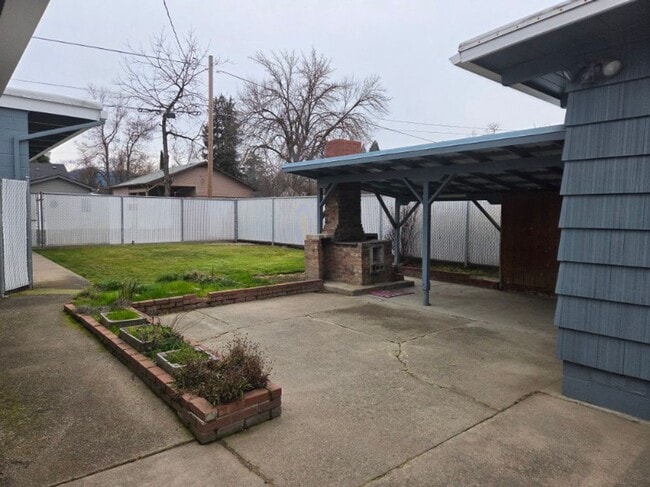 Building Photo - Charming three bedroom/one bath Medford Home | Available Now!