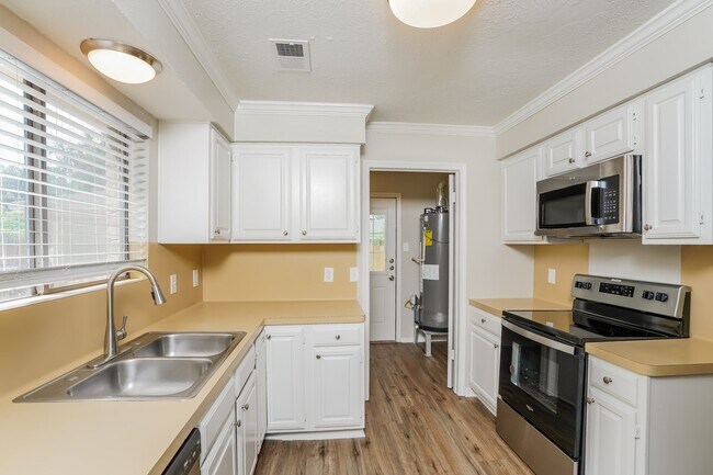 Building Photo - 8431 Pines Pl Dr