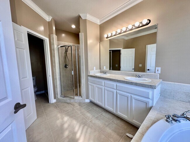 Building Photo - 4 bed/ 4.5 bath in Santa Rosa