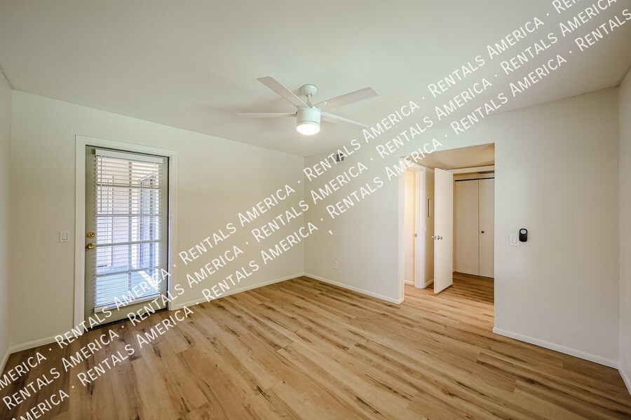 Building Photo - 2146 W Isabella Ave