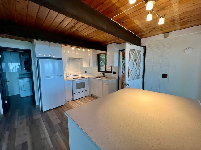 Building Photo - Charming 2 Bedroom House overlooking Birch...