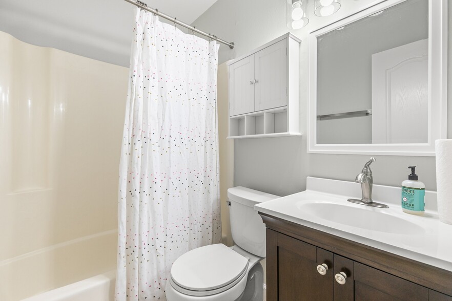 2nd Bathroom - 3309 W Napoleon Ave