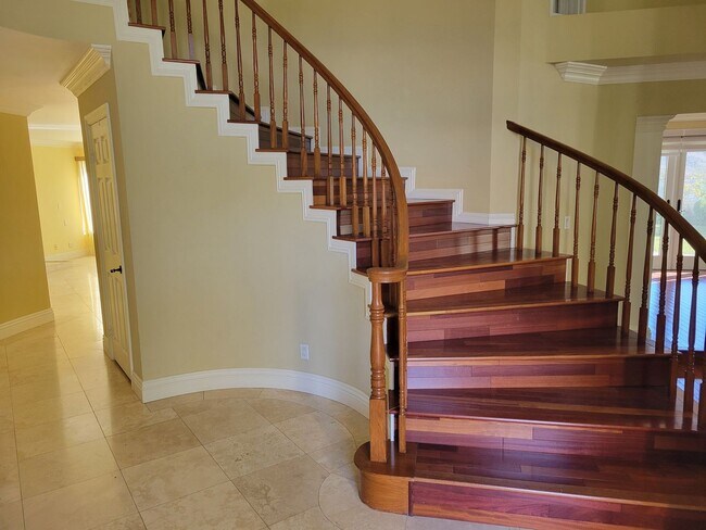 Building Photo - Beautiful Upgraded 6 Bedroom 3 Bathroom Ho...