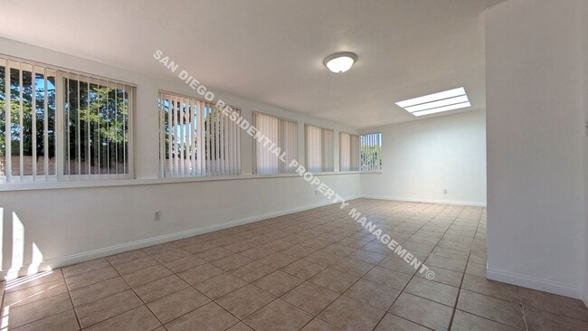 Building Photo - Spacious 3-Bedroom, 2-Bath Home Near the B...