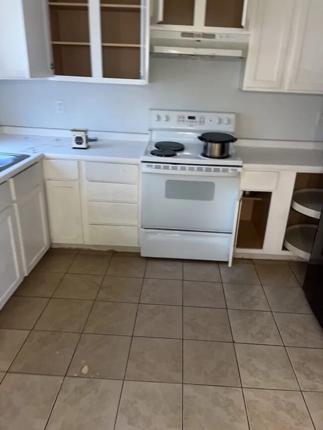 Building Photo - 2 Bedrooms 1.5 bathroom