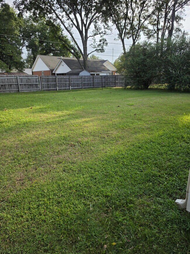 Building Photo - Recently Renovated - 3 Bedroom 2 Bath Home!