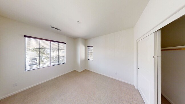 Building Photo - 33767 King Dr