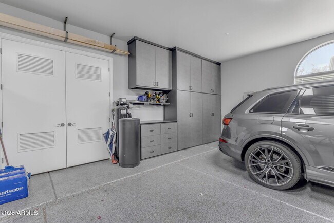 Building Photo - 6938 E Lomas Verdes Dr