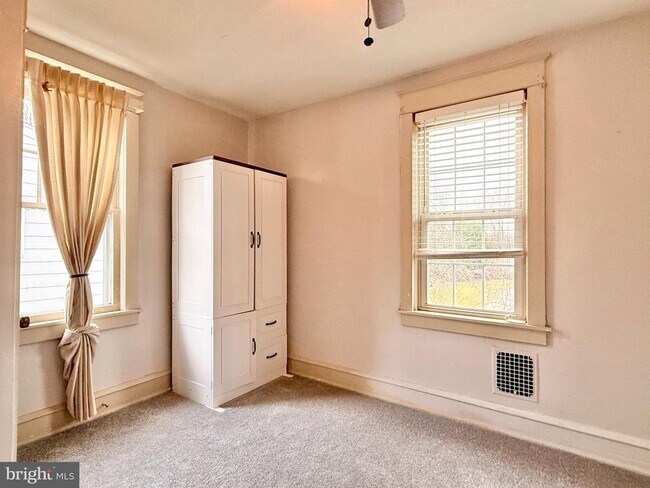 Building Photo - 7041 Harvey Ave