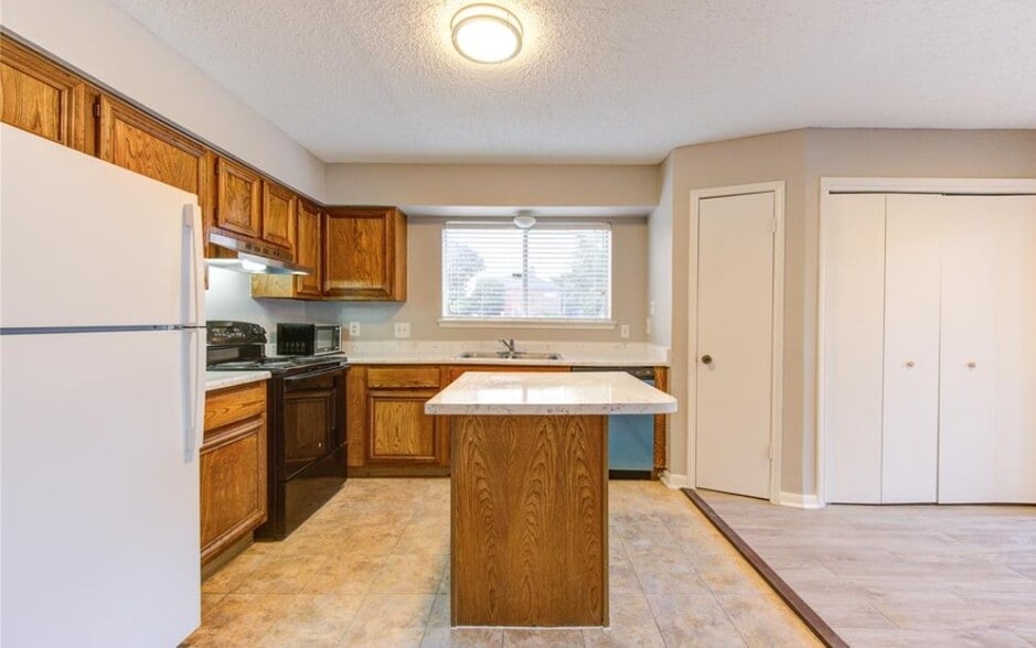 Building Photo - 12200 Overbrook Ln