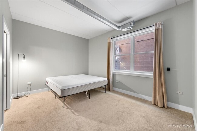 Building Photo - 873 N Larrabee St