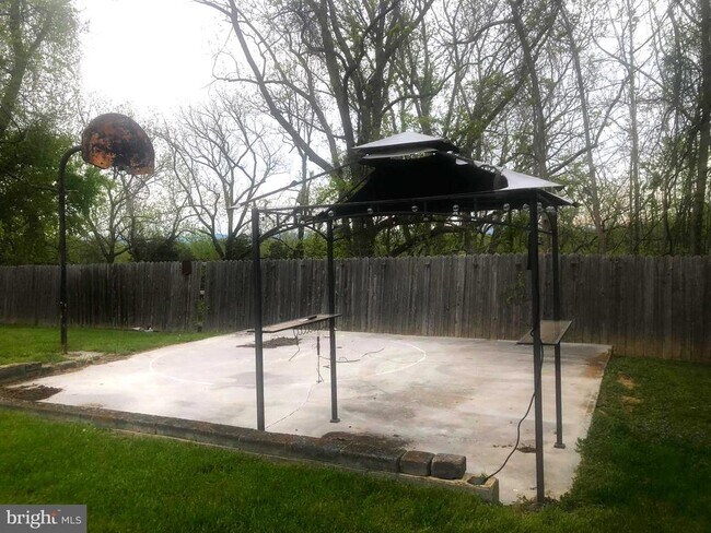 Building Photo - 102 S Whissen St