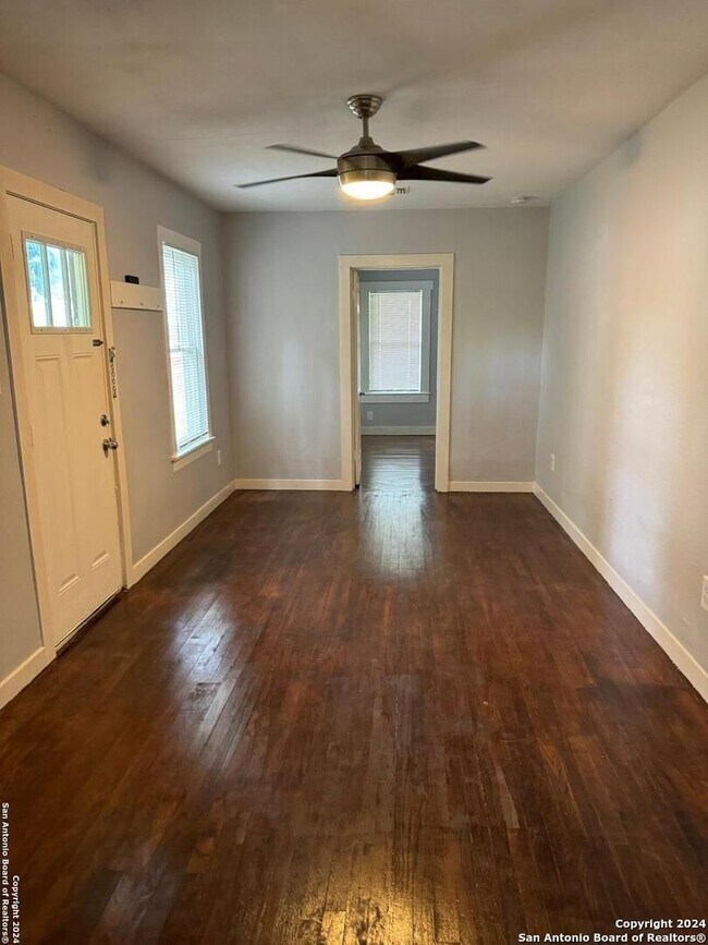 Building Photo - 2 Bedroom in Alamo Heights!