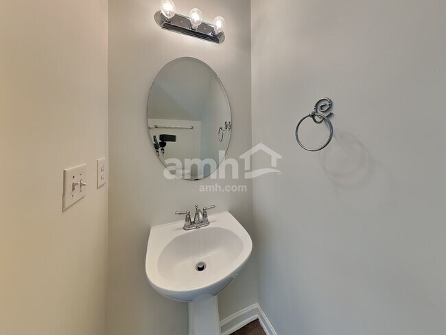 Building Photo - 2004 Centerview Dr