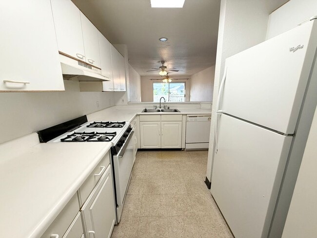 Building Photo - AVAILABLE NOW! 2 BD/ 2 BA Unit in Kukuilani Villas - Kapolei