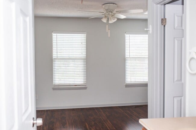 Building Photo - Nice 2 Bedroom Townhome in Lakewood