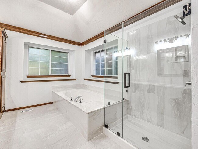 Building Photo - 4 Bedrooms - 3 Bathrooms - 3 Car Garage - ...