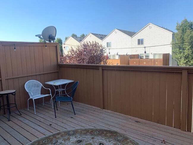 Building Photo - Large Three Bedroom, Three and a Half Bath Townhome in West Pasco!