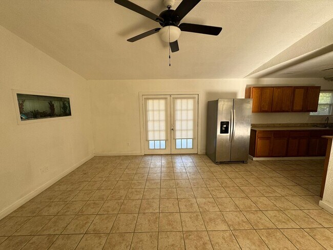 Building Photo - 3 bedroom 1.5 bathroom house!