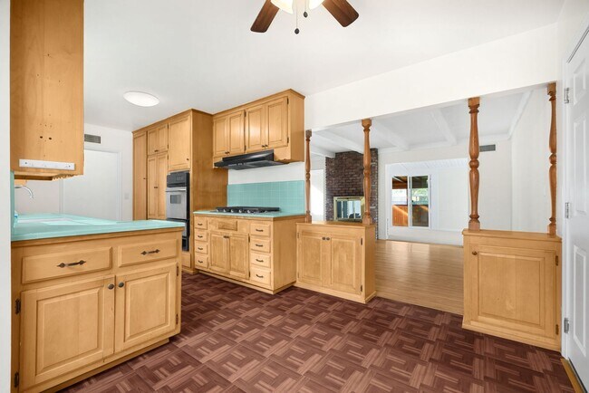 Building Photo - Desirable Fullerton Home 4 Bed 2 Bath w/ Pool & Jacuzzi