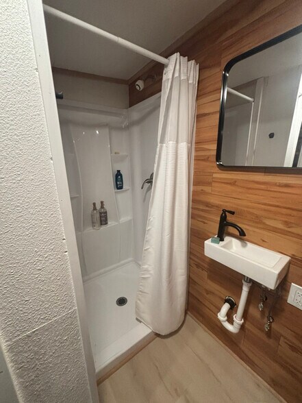 Building Photo - 528 W 7th St