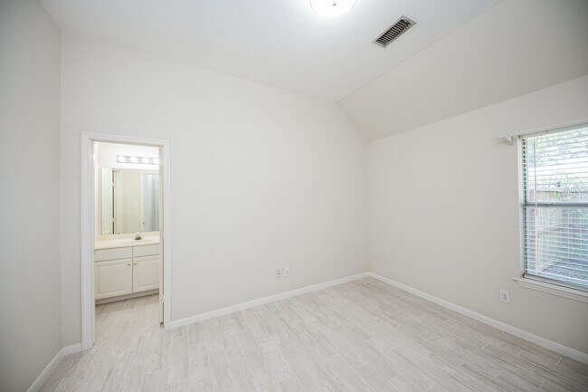 Building Photo - 703 Acacia Pl