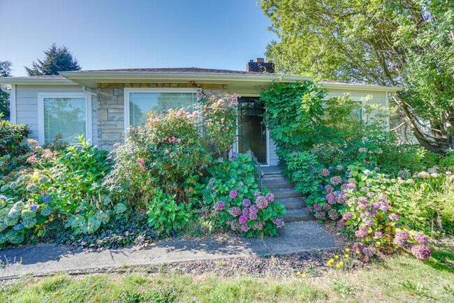 Building Photo - BEAUTIFUL UPDATED TWO BEDROOM WITH GARAGE