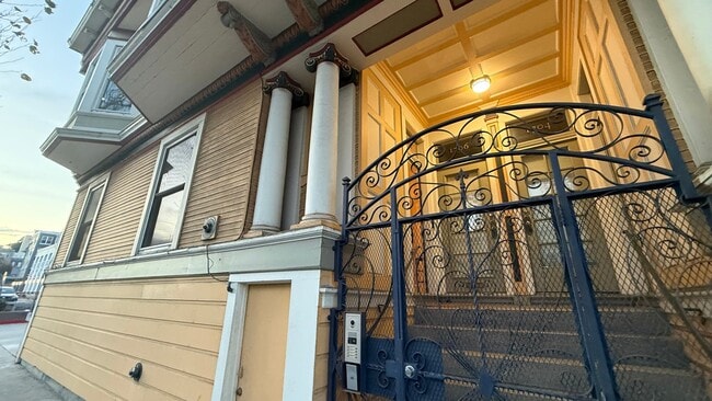 Building Photo - EPIC REA- Outstanding NOPA Location w/Garage Parking - 2 BR/1 BA Condo