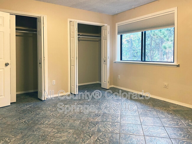 Building Photo - 550 Manor Ct