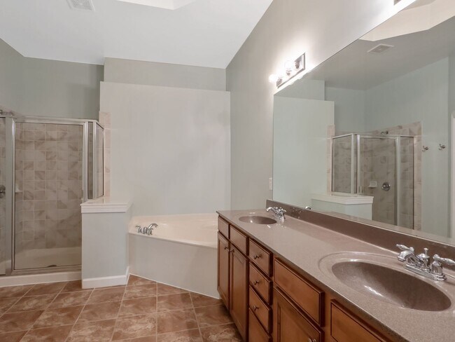Building Photo - 3 bedroom 3 bath  Townhouse in Cobblestone...
