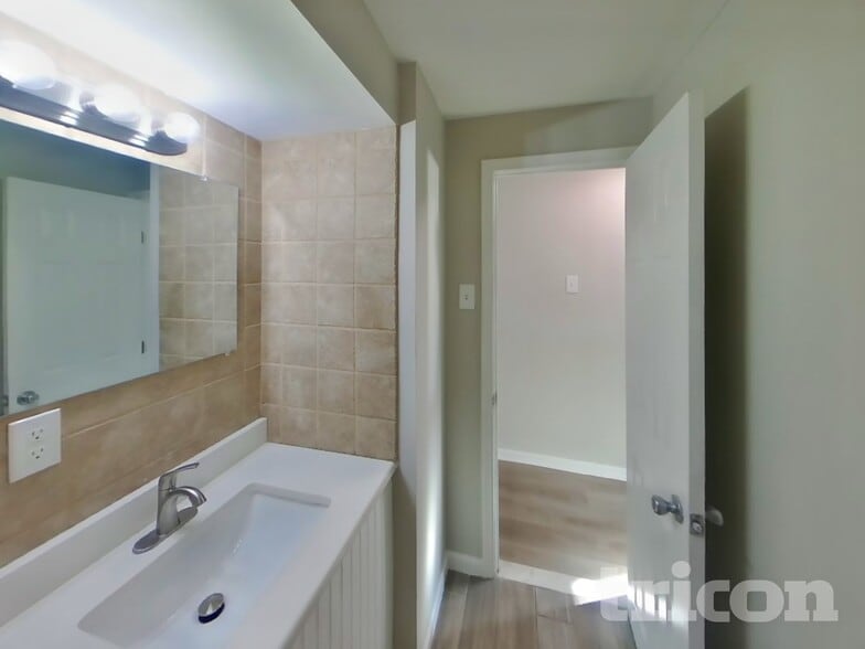 Building Photo - 33 Sioux Rd