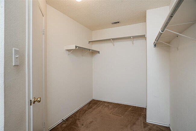 Building Photo - 813 Kettering Dr