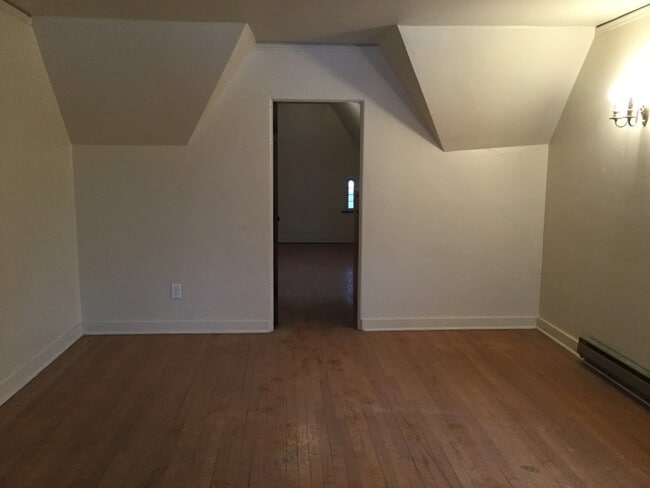 Building Photo - Comfortable 4 Bedroom Single Family Home