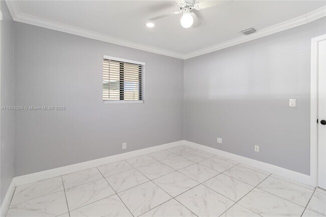 Building Photo - 913 SW 49th Ave