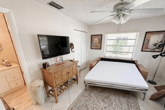 Building Photo - 5910 Via Delray Blvd