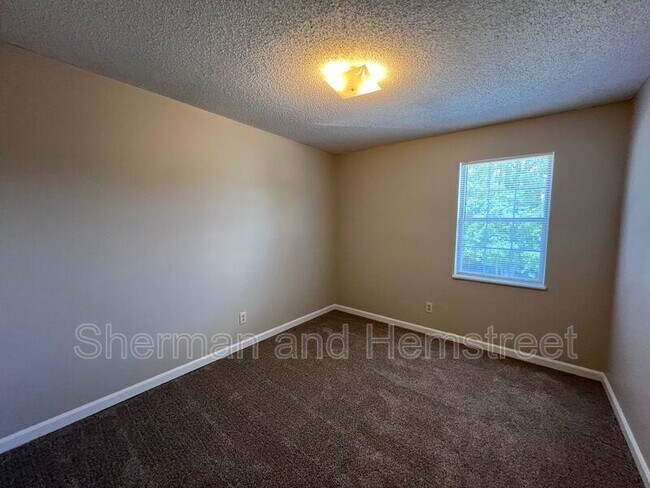 Building Photo - 216 Commons Dr