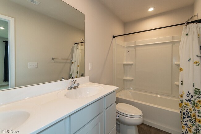 Building Photo - 472 Roberta Dr
