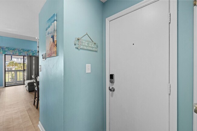 Building Photo - Fully Furnished W/ All Utilities Included! Seasonal Rental available 9/1/25-3/31/26