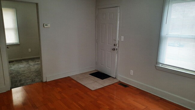 Building Photo - CUTE 2 BEDROOM FOR LEASE IN MADISON HEIGHTS