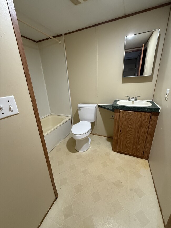 Building Photo - 605 Henrietta St