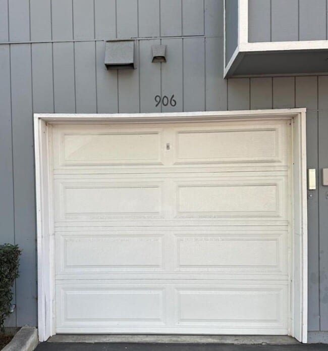 Building Photo - 906 La Barbera Dr