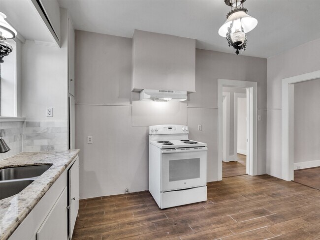 Building Photo - 4625 Bell St