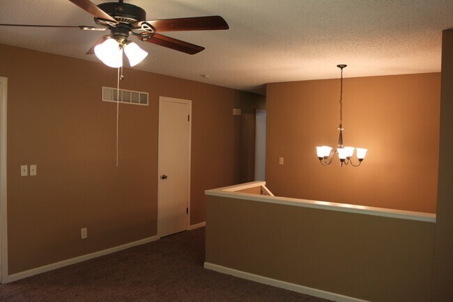 Building Photo - AVAILABLE NOW! Beautiful 3 Bedroom Home in...