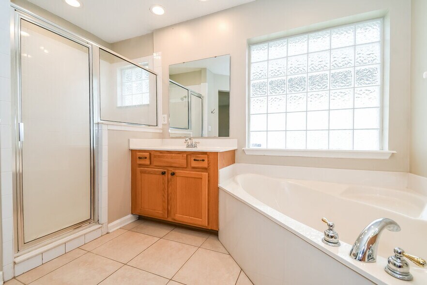 Building Photo - 9135 Prosperity Lake Dr