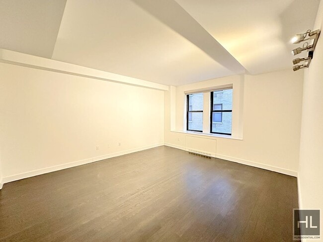 Building Photo - 3 bedroom 3 bathroom / Doorman/ Gym/ Pool ...