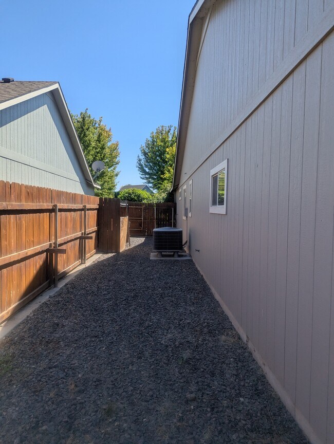 Building Photo - 1523 Sacajawea Ave
