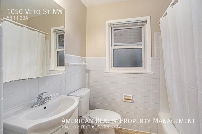 Building Photo - 1050 Veto St NW