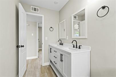 Building Photo - 3 bedrooms 1 bathroom with all tile flooring